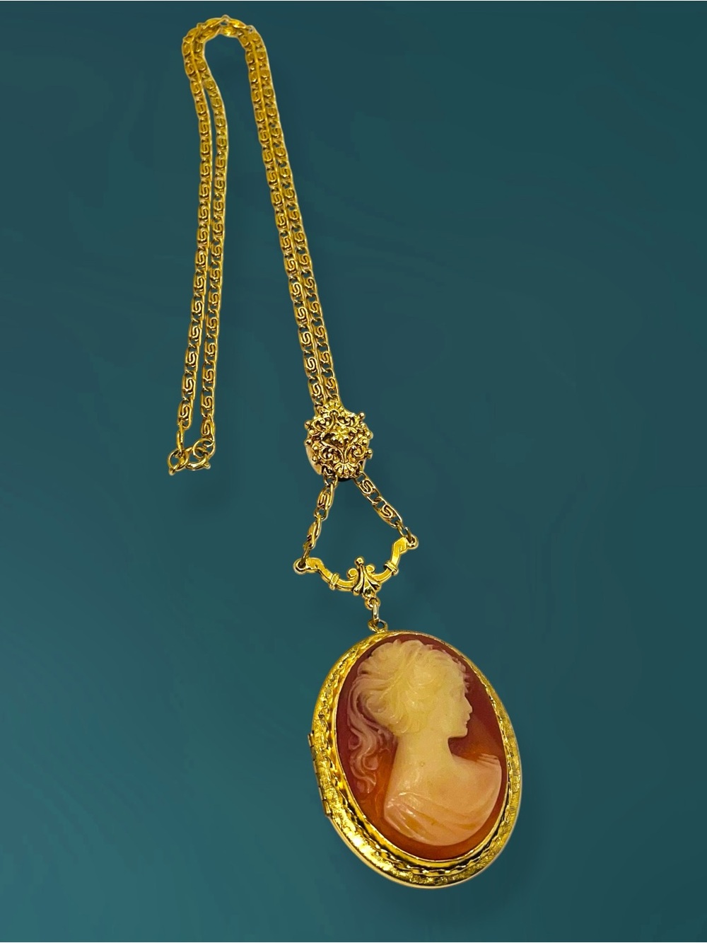 Estate Vintage Gold Tone Oval Cameo Locket Pendant Necklace Multi-Link Chain